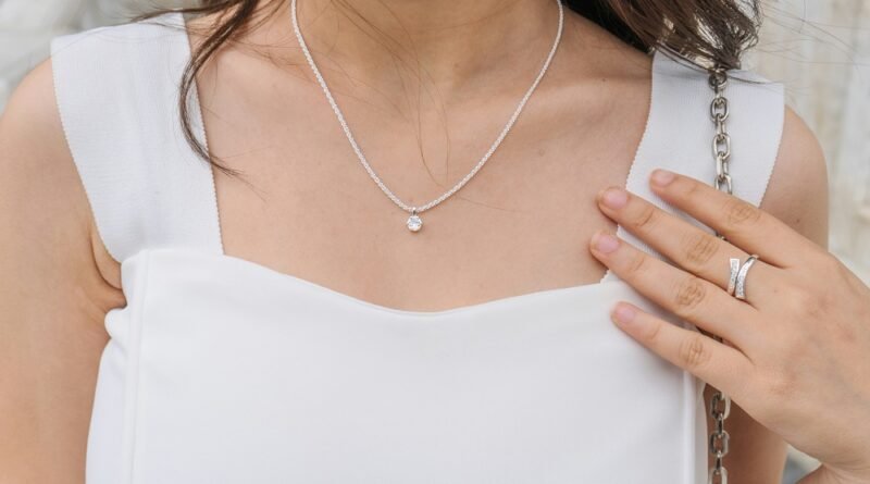 Kuo išsiskiria aukštosios juvelyrikos kaklo papuošalai?